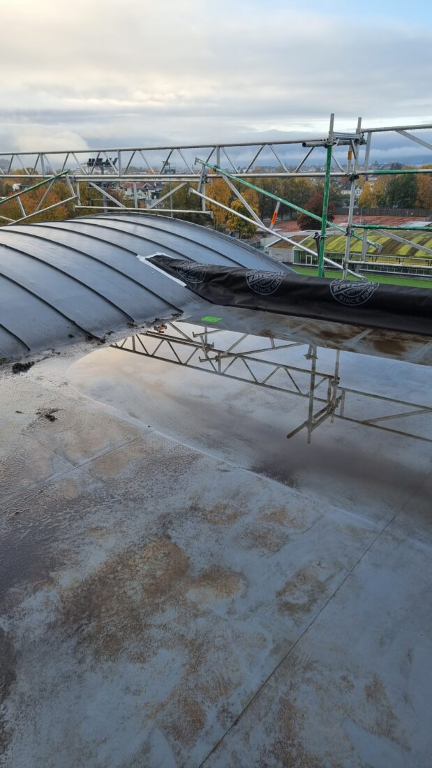 flatt tak med masse vannmengder på taket. 
