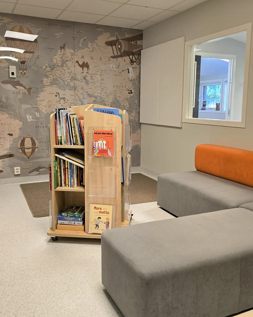 Lekerom med sofa, bokhylle i Emma Hjort barnehage