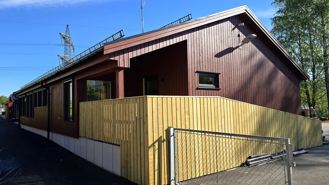 Emma Hjort barnehage utvendig etter total rehabilitering. Nye verandaer og trille ramper