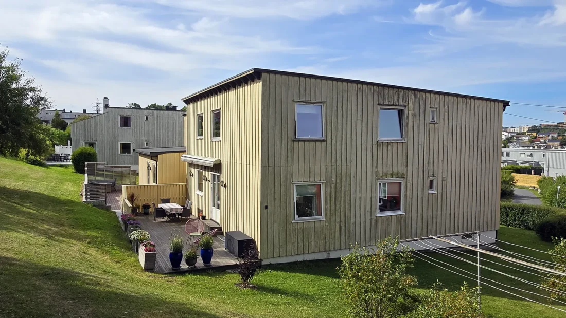 Ett av husene i Abellund borettslag. Rekkehus imed trepanel
