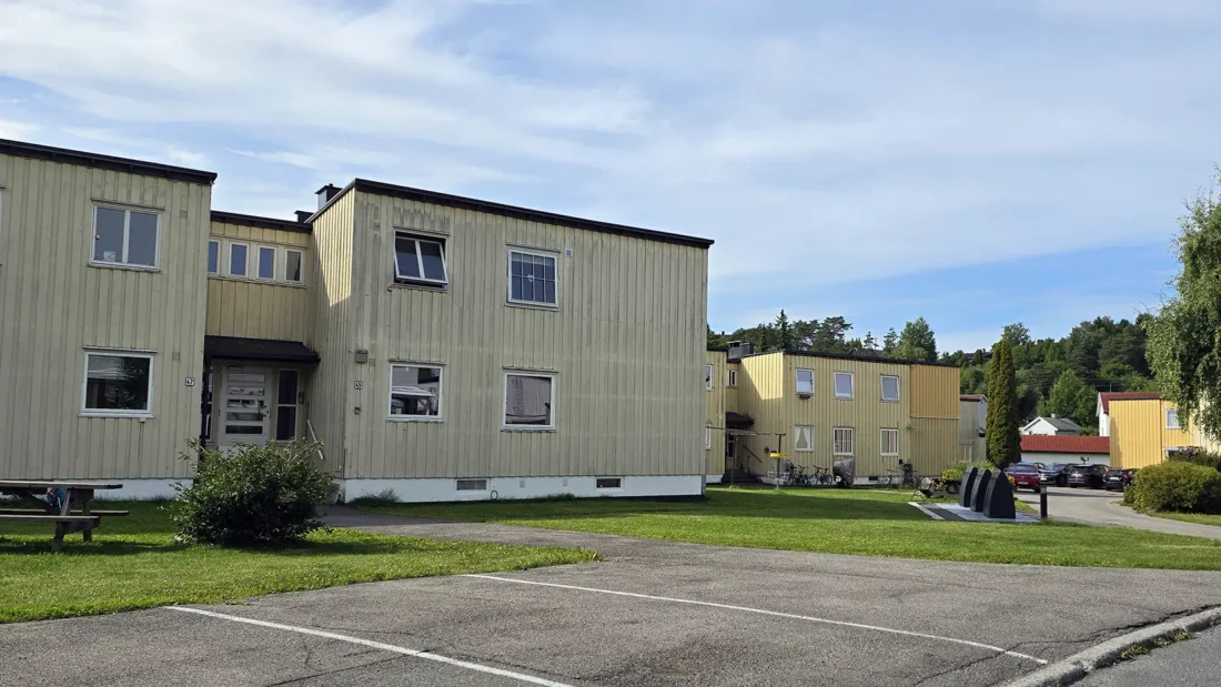 Ett av husene i Abellund borettslag. Rekkehus i lettbetong med trepanel