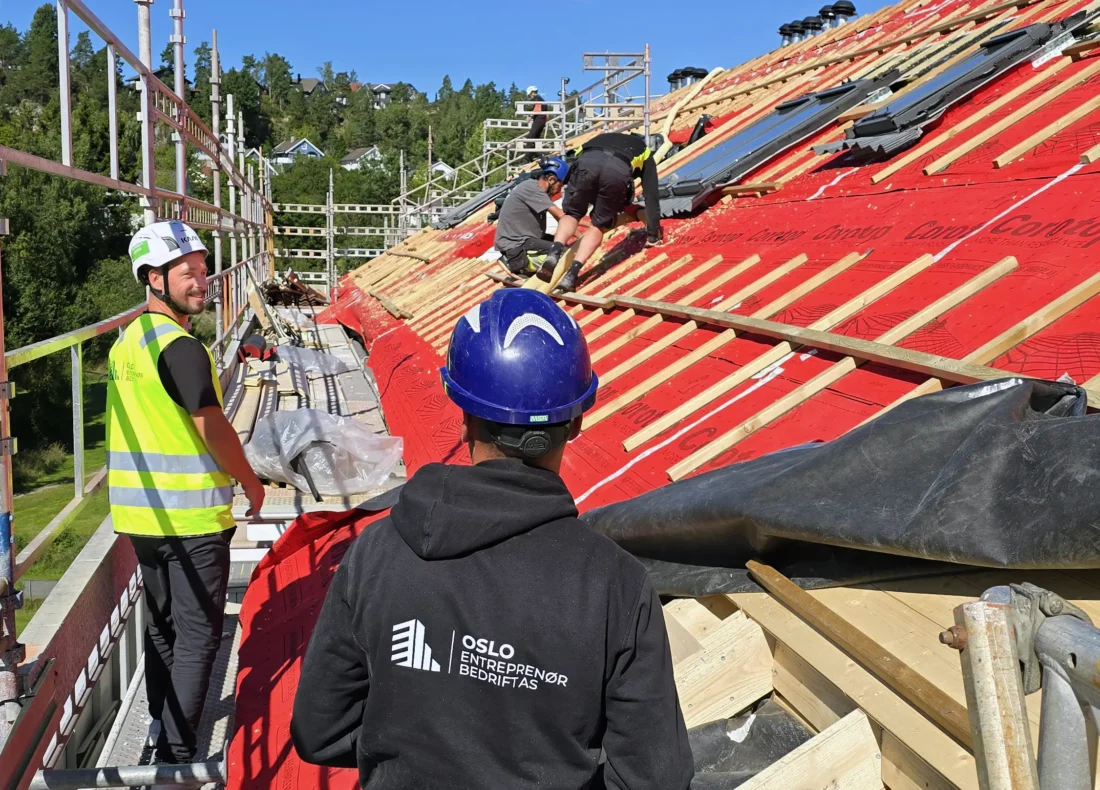 Ansatte i Oslo Entreprenørbedrift som rehabiliterer et tak