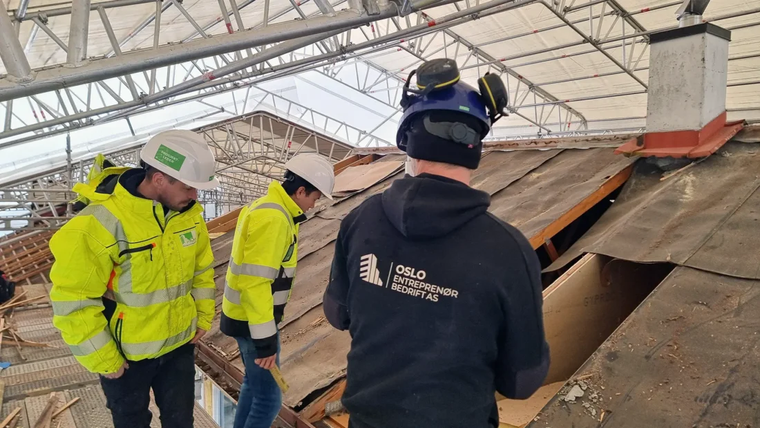 Ansatte i Oslo Entreprenørbedrift som rehabiliterer et tak